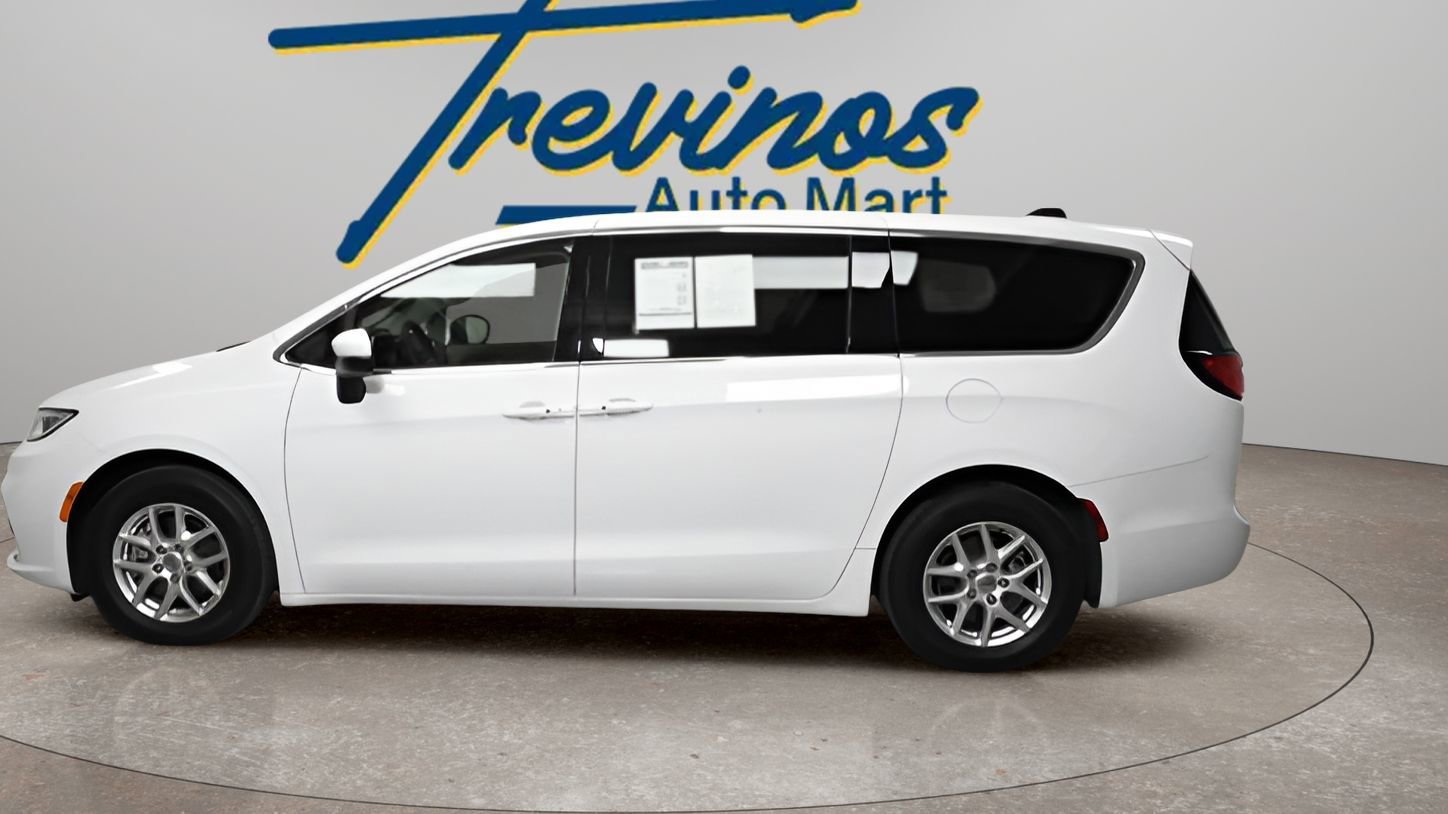 Used 2023 Chrysler Pacifica Touring-L image 11