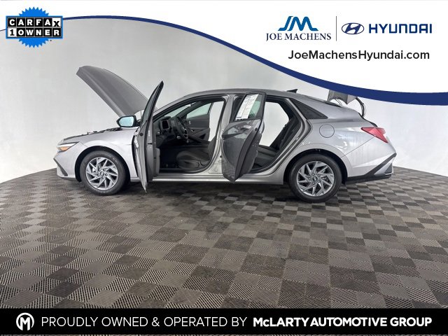 Used 2025 Hyundai Elantra Blue image 11