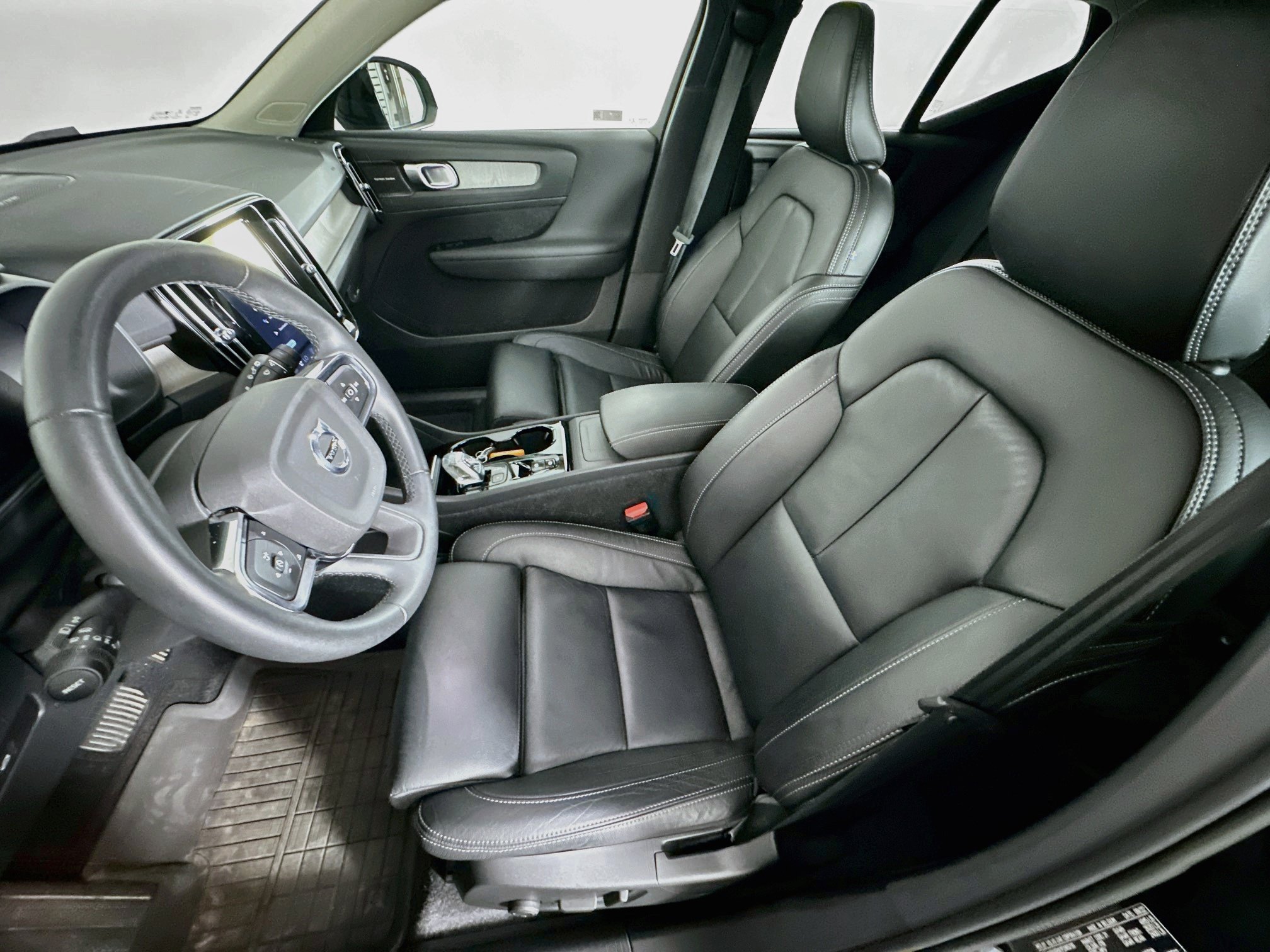 Used 2023 Volvo XC40 B4 Ultimate FWD image 13
