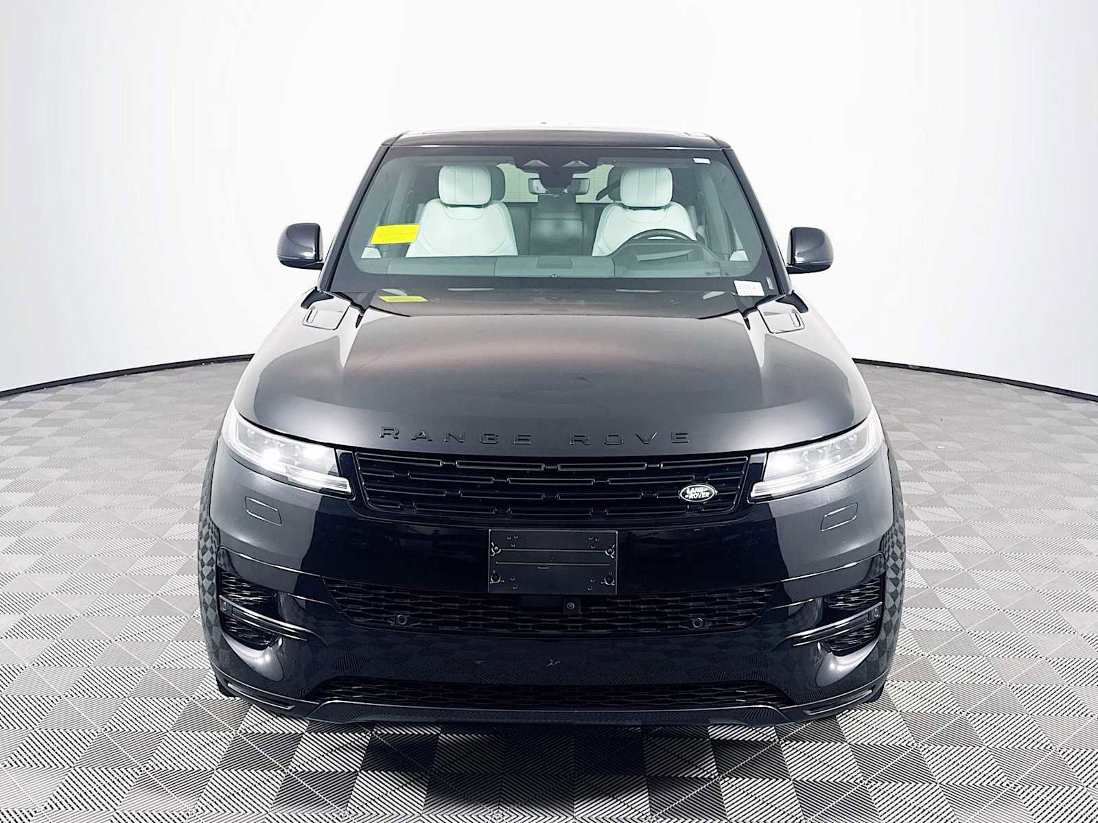 Used 2024 Land Rover Range Rover Sport SE image 2