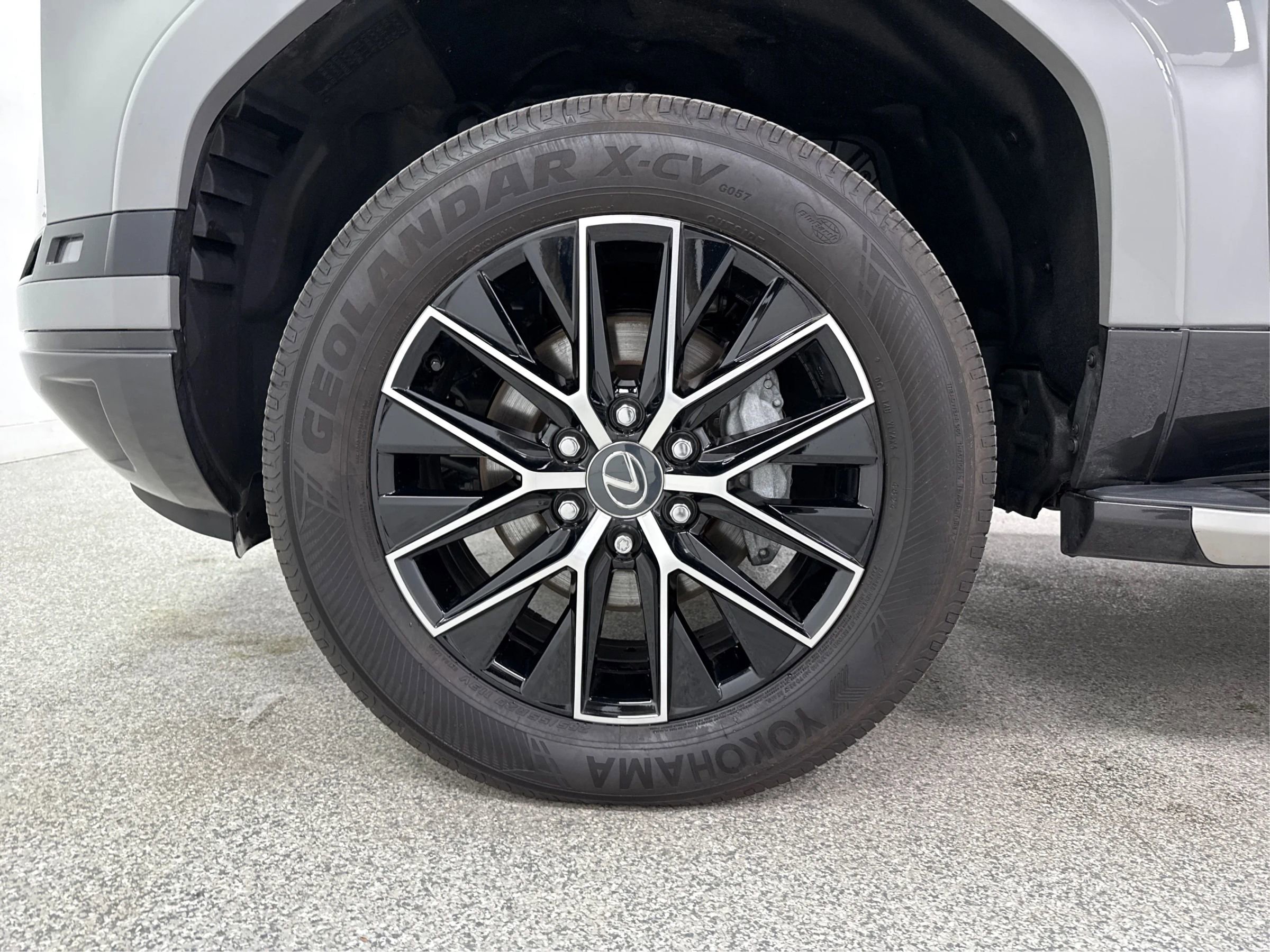 Used 2025 Lexus GX 550 w/ Accessory Package (2T) AWD/4WD image 24