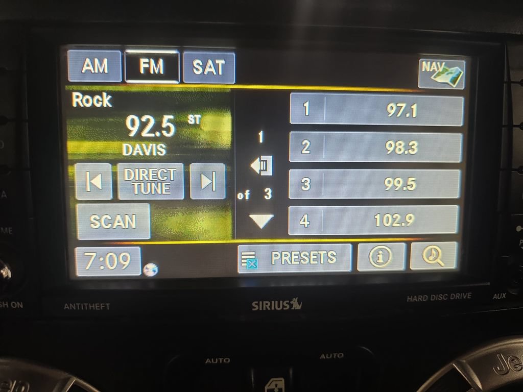Used 2015 Jeep Wrangler Unlimited Sahara w/ Connectivity Group AWD/4WD image 21