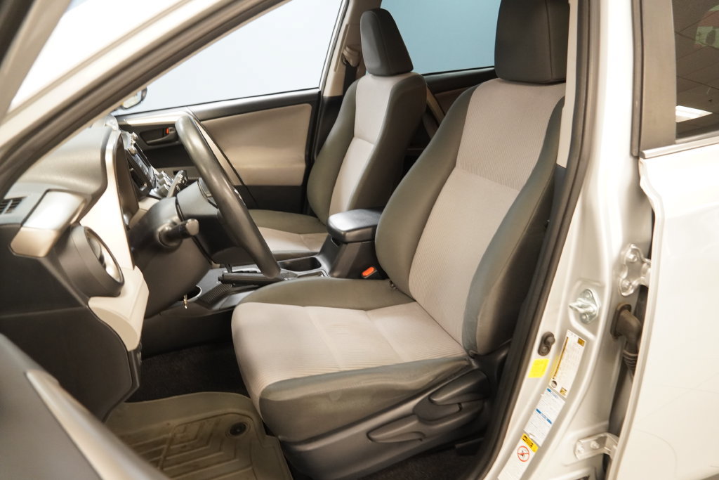 Used 2014 Toyota RAV4 LE AWD/4WD image 3