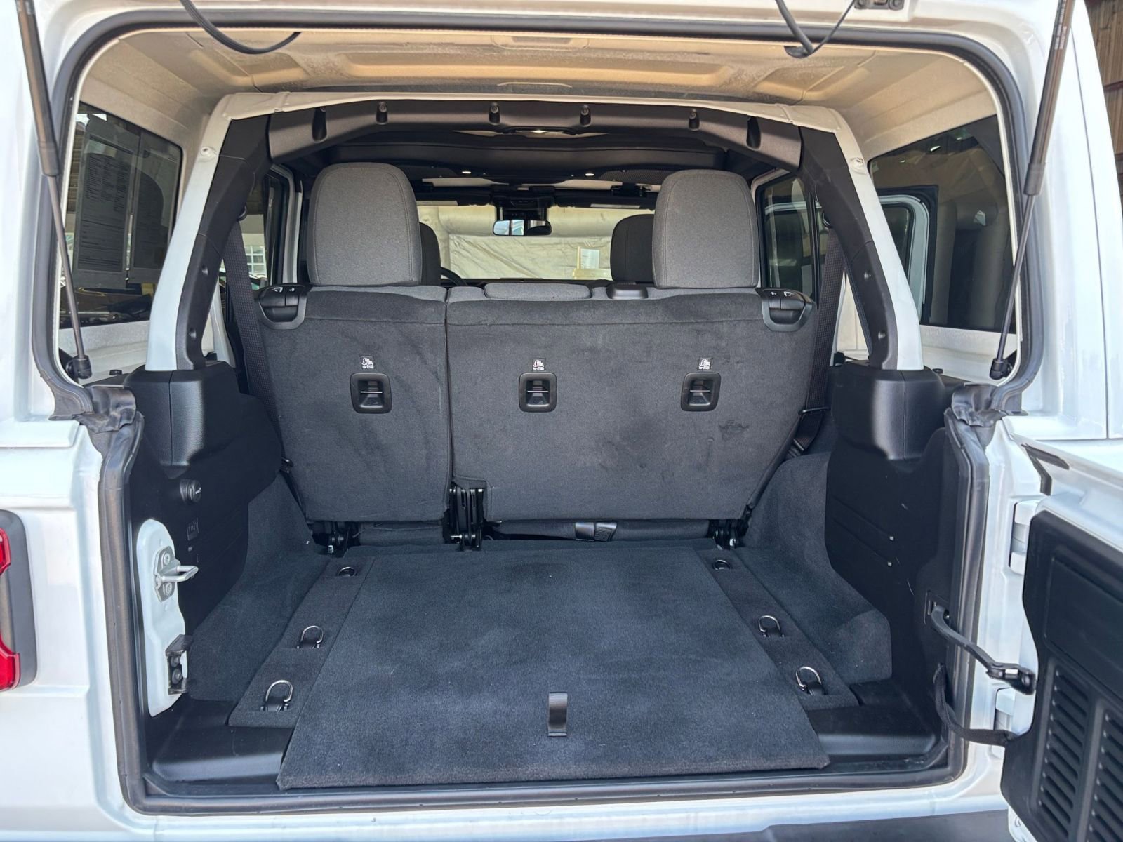 Used 2025 Jeep Wrangler Sahara image 29