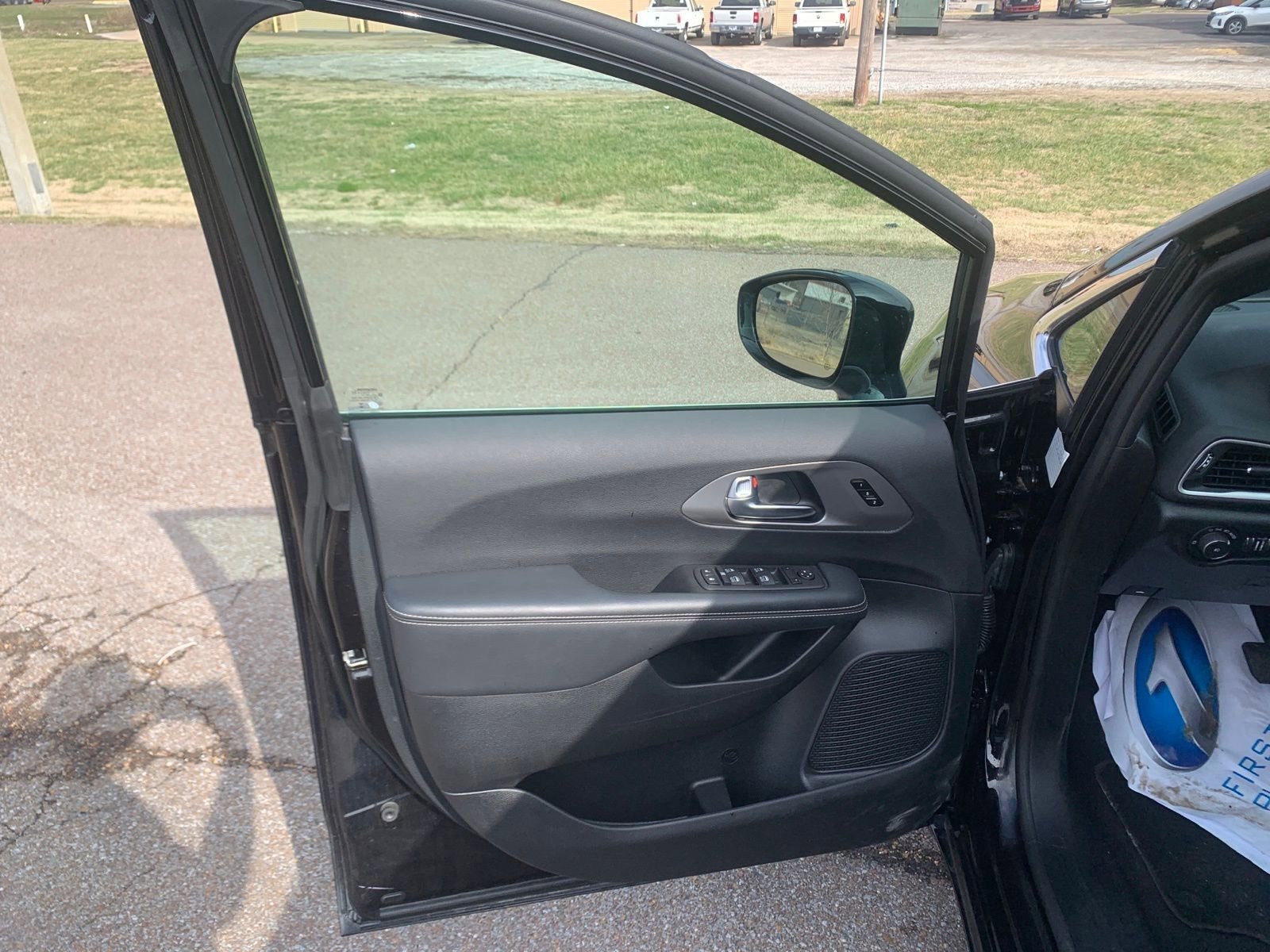 Used 2025 Chrysler Pacifica Select FWD image 12