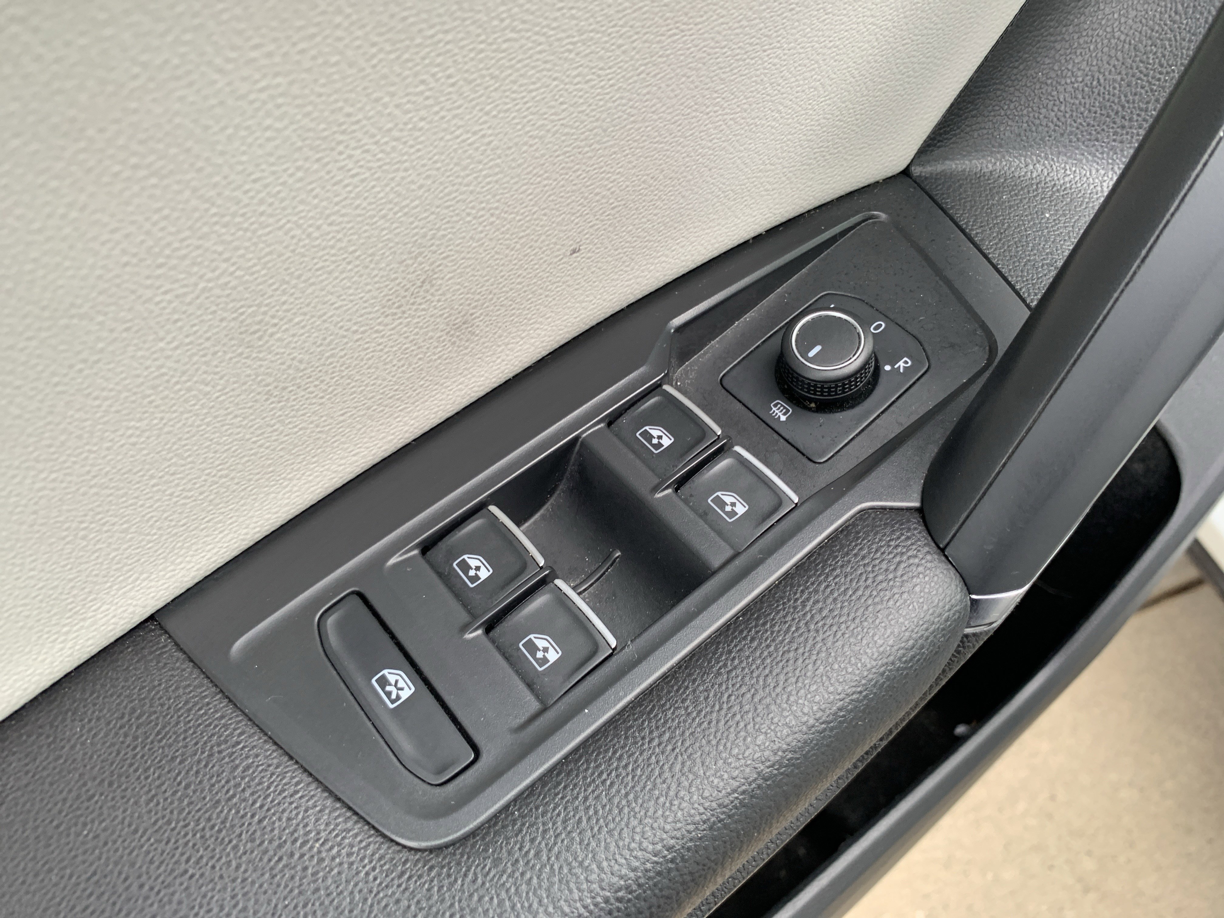 Used 2020 Volkswagen Tiguan SE w/ Panoramic Sunroof Package image 15