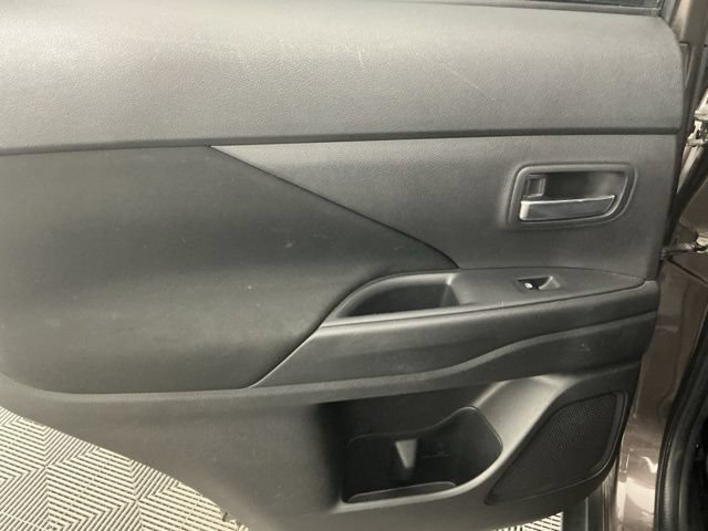 Used 2016 Mitsubishi Outlander SE FWD image 9