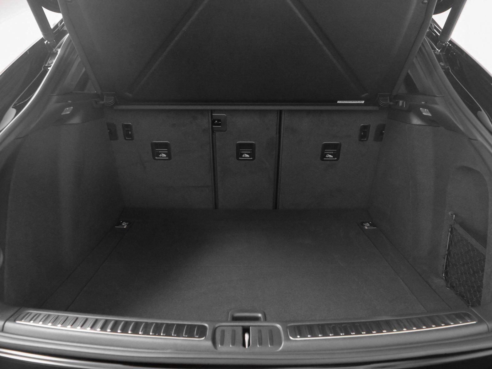 Certified 2025 Porsche Macan image 7