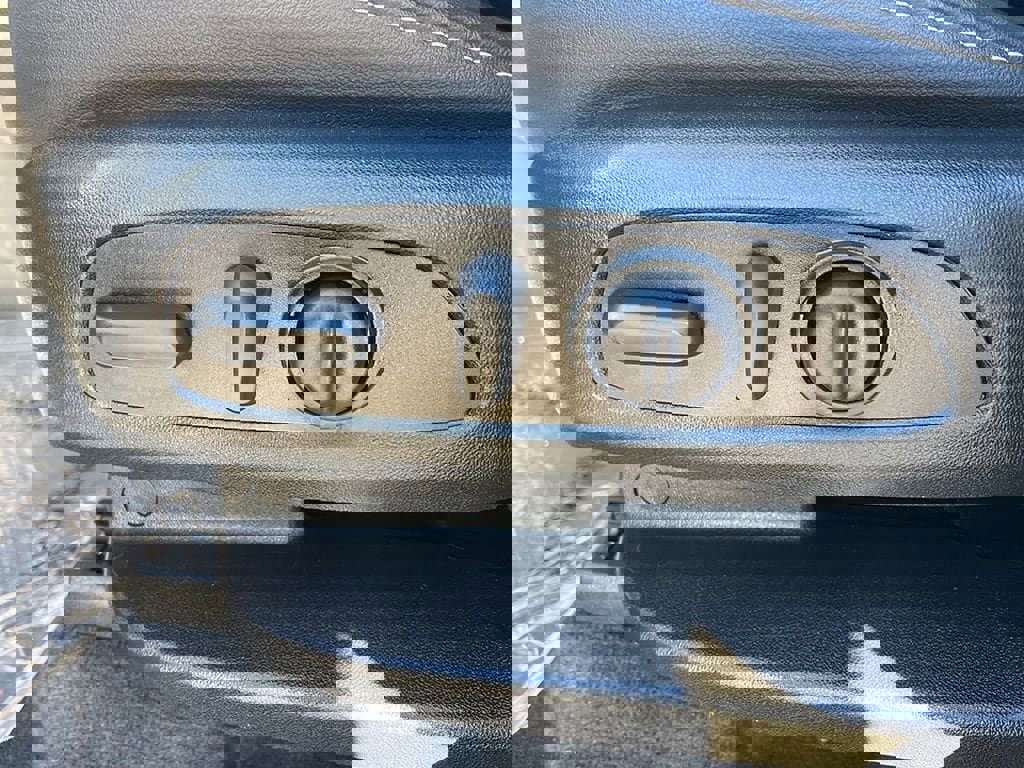 Used 2023 Chevrolet Traverse LT image 25