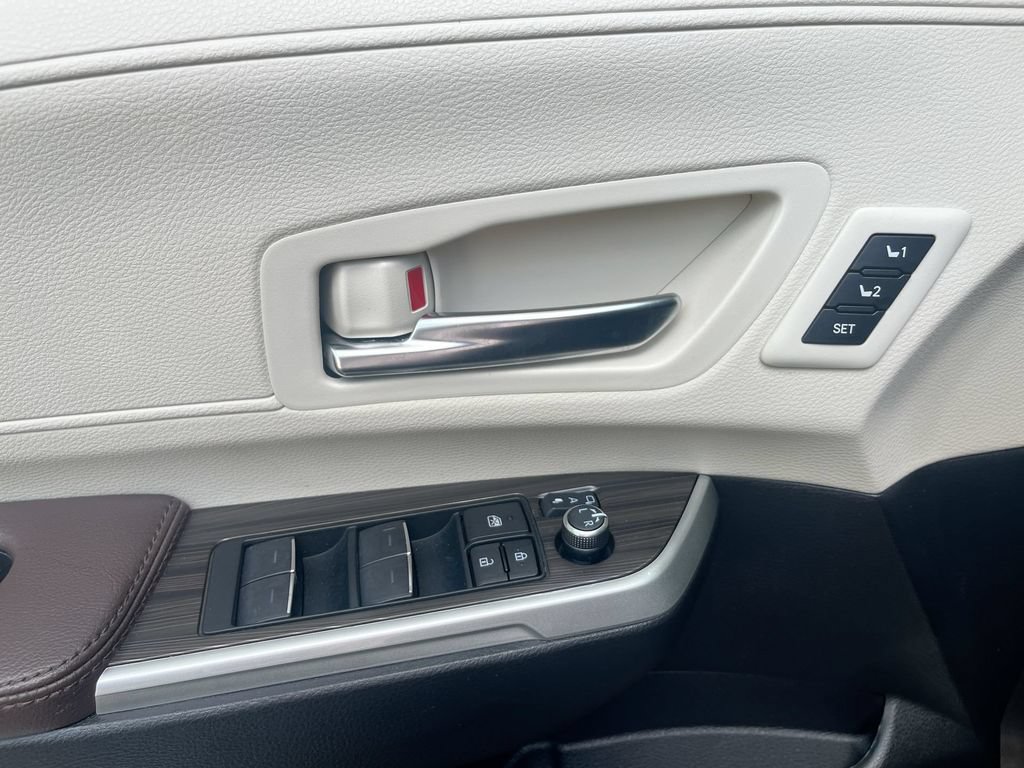 Used 2024 Toyota Sienna Platinum FWD image 13