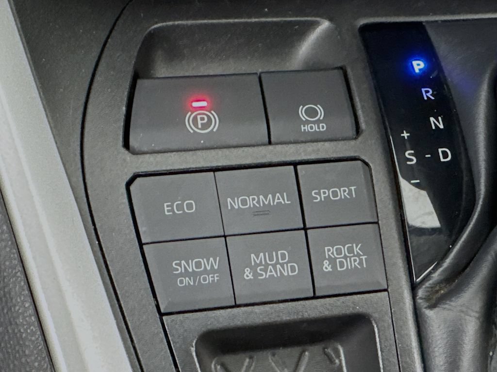 Used 2022 Toyota RAV4 XLE AWD/4WD image 18
