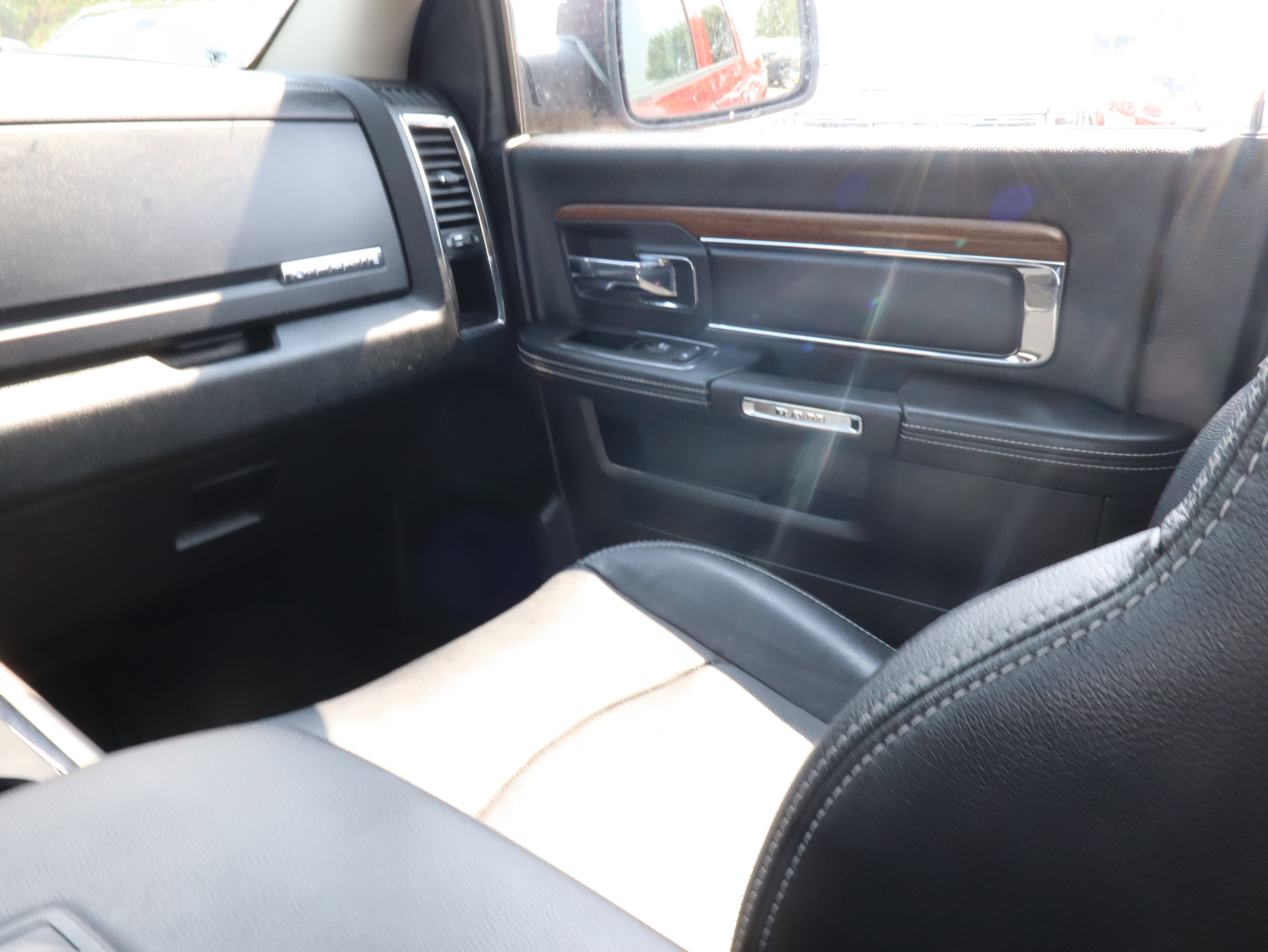 Used 2014 RAM 1500 Laramie w/ Convenience Group AWD/4WD image 11