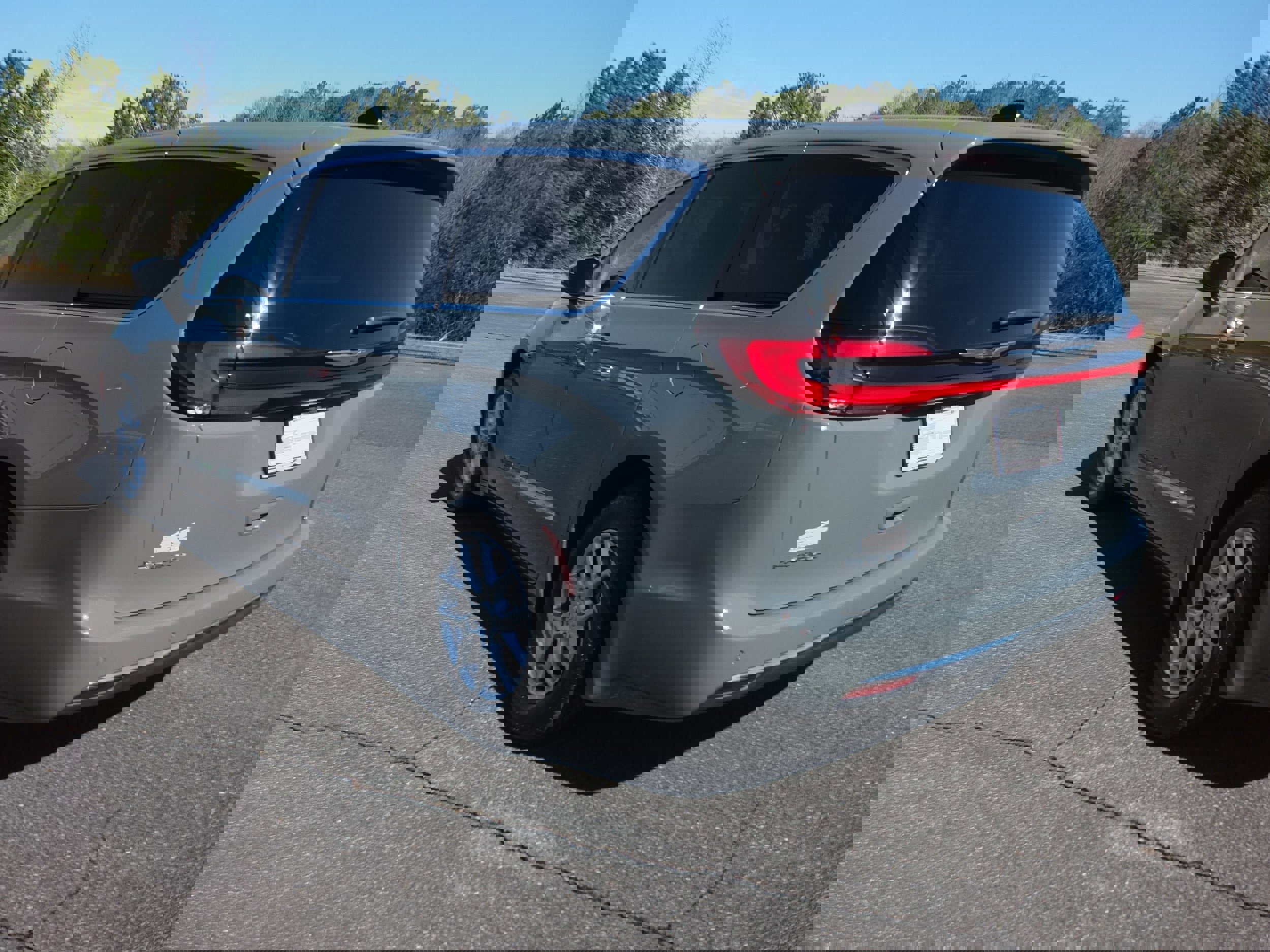 Used 2023 Chrysler Pacifica Touring-L image 5