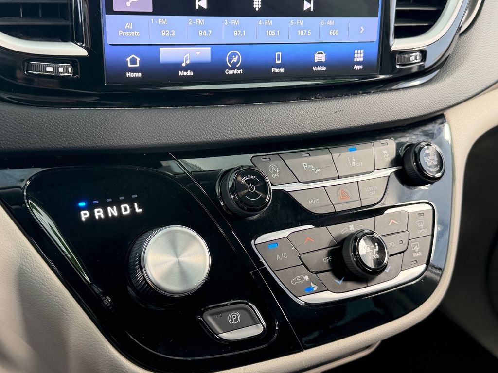Used 2023 Chrysler Pacifica Touring-L FWD image 17