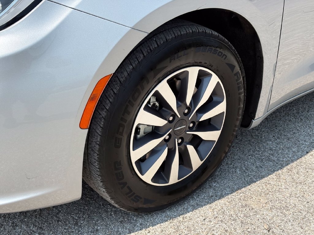 Used 2023 Chrysler Pacifica Touring-L FWD image 9