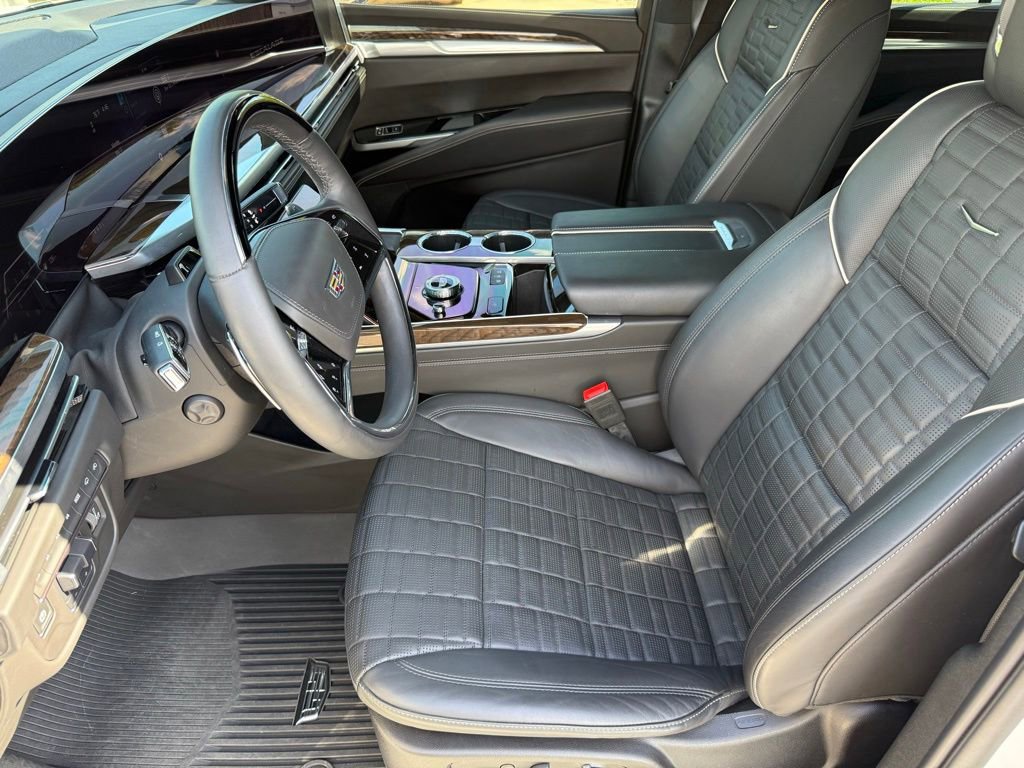 Used 2025 Cadillac Escalade Sport Platinum w/ LPO, ONYX Package AWD/4WD image 11