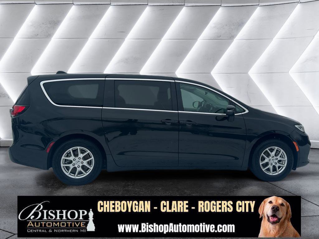 Used 2023 Chrysler Pacifica Touring-L image 21
