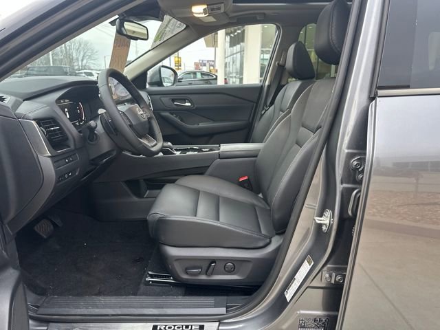 Used 2025 Nissan Rogue SL w/ Tech Package image 9