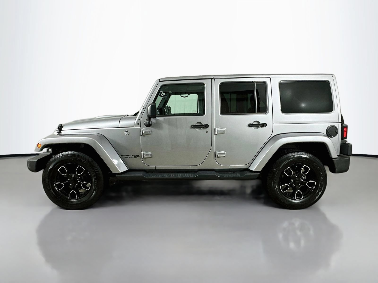 Used 2018 Jeep Wrangler Unlimited Sahara AWD/4WD image 8