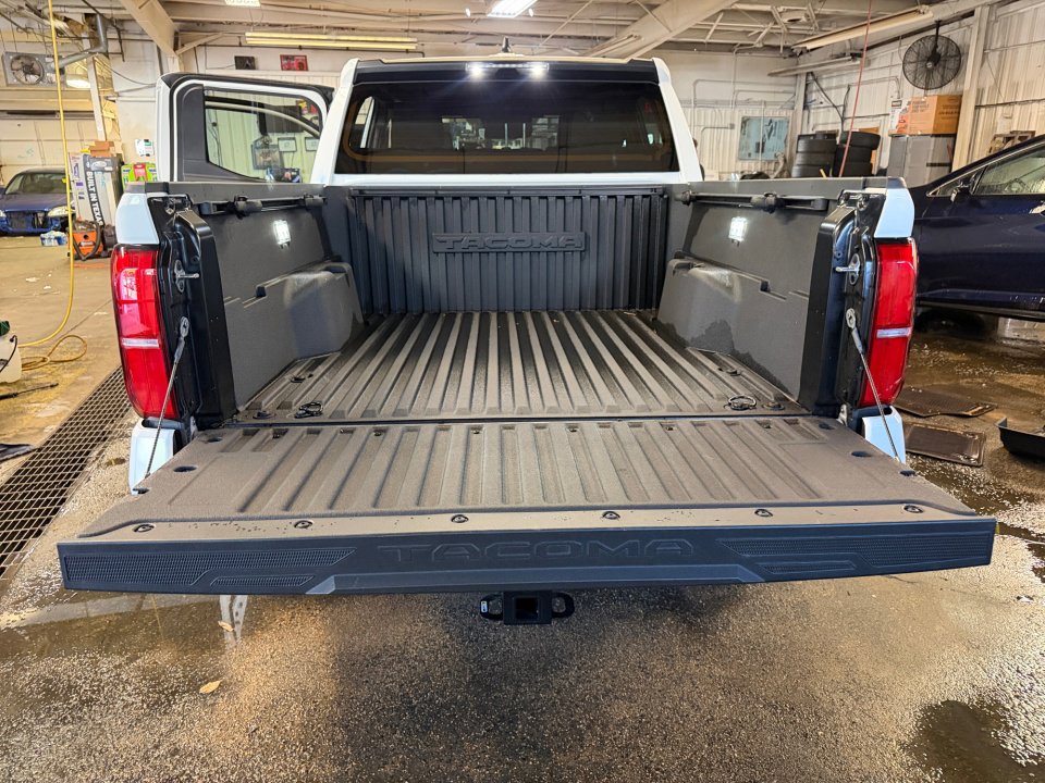 Certified 2025 Toyota Tacoma SR5 AWD/4WD image 18