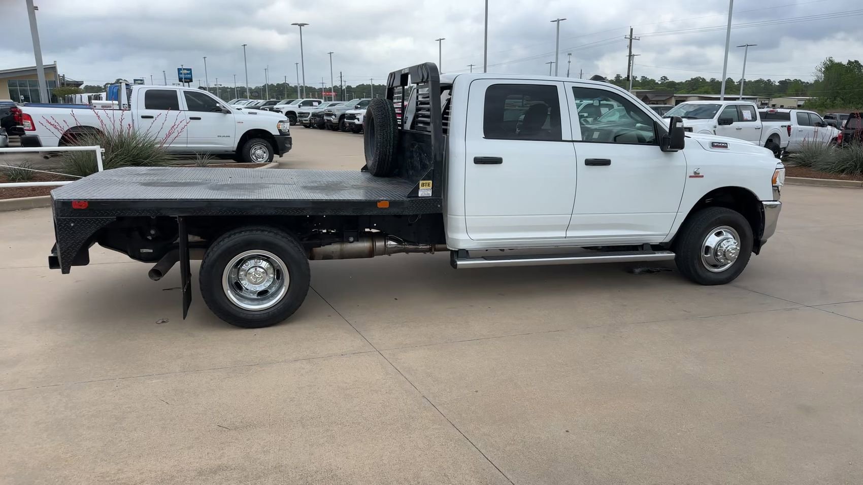 Used 2024 RAM 3500 Tradesman w/ Chrome Appearance Group AWD/4WD image 9