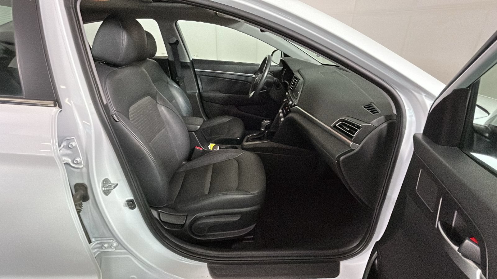 Used 2020 Hyundai Elantra Limited w/ Ultimate Package 03 FWD image 35