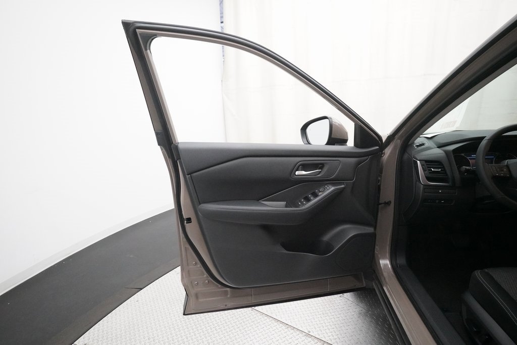 Certified 2025 Nissan Rogue SV image 28