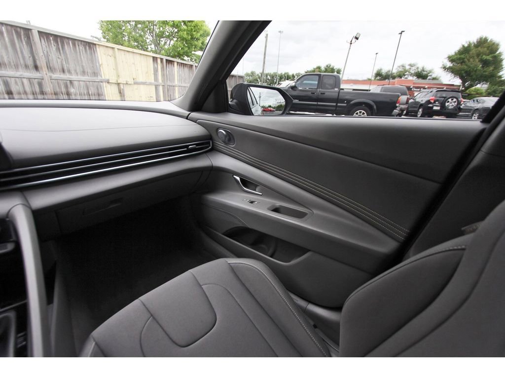 Certified 2025 Hyundai Elantra Sport image 11