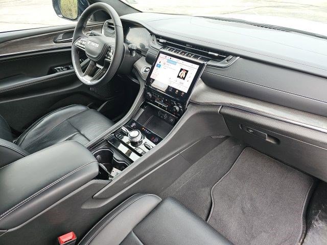 Used 2024 Jeep Grand Cherokee Overland w/ Luxury Tech Group IV AWD/4WD image 14