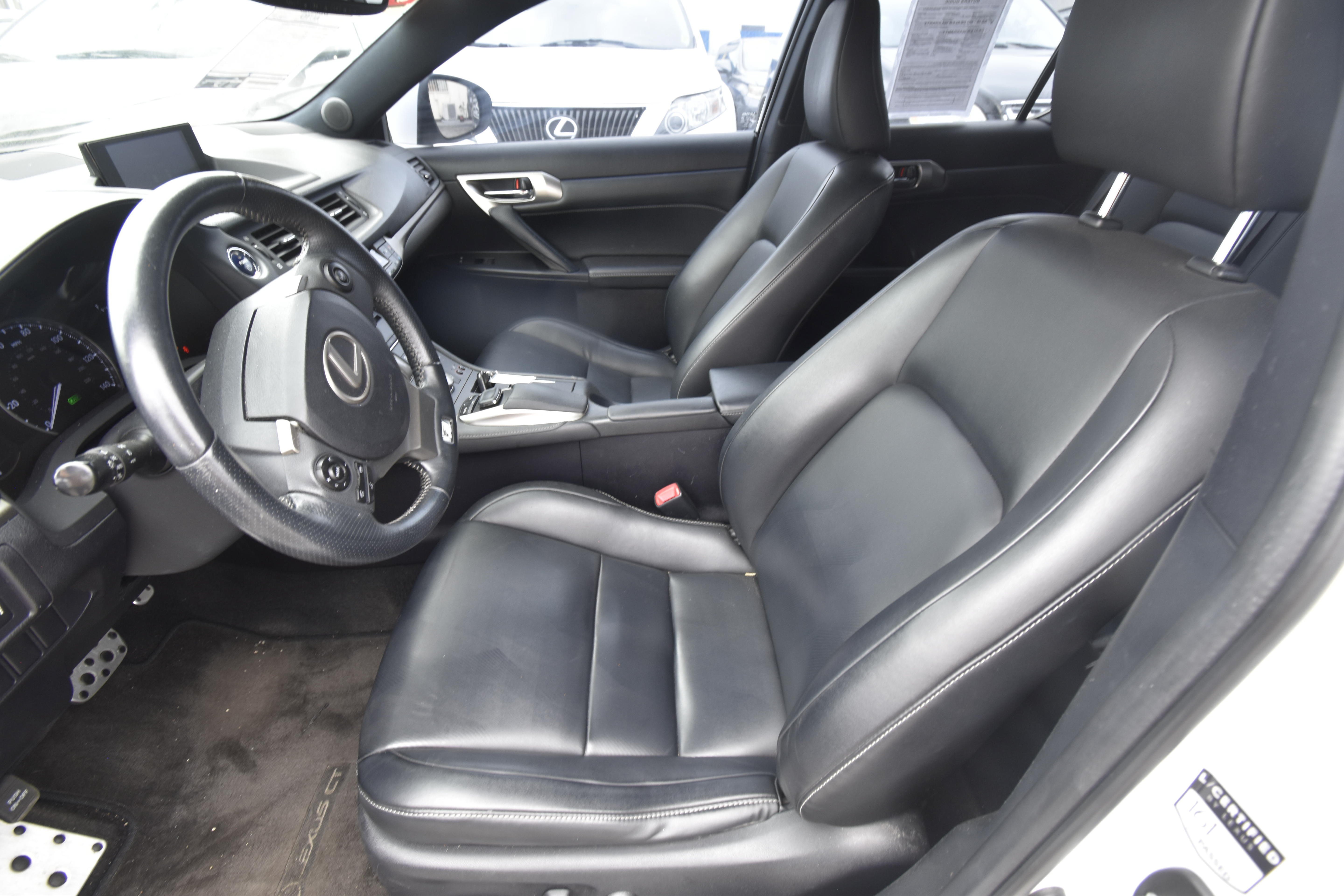 Used 2015 Lexus CT 200h w/ Navigation Package FWD image 2