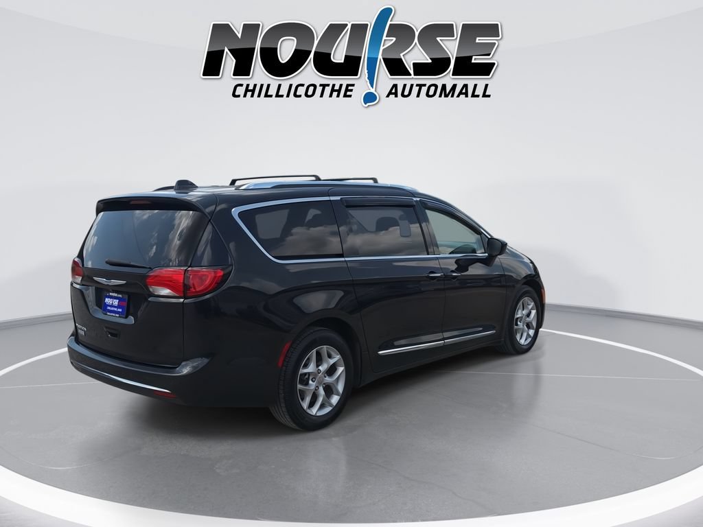 Used 2018 Chrysler Pacifica Touring-L w/ Tire & Wheel Group FWD image 8