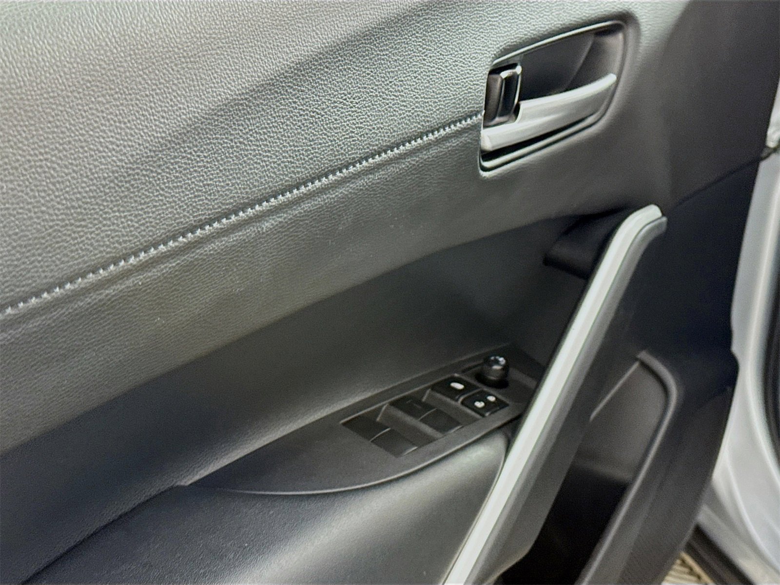 Used 2024 Toyota Corolla Cross XLE image 11