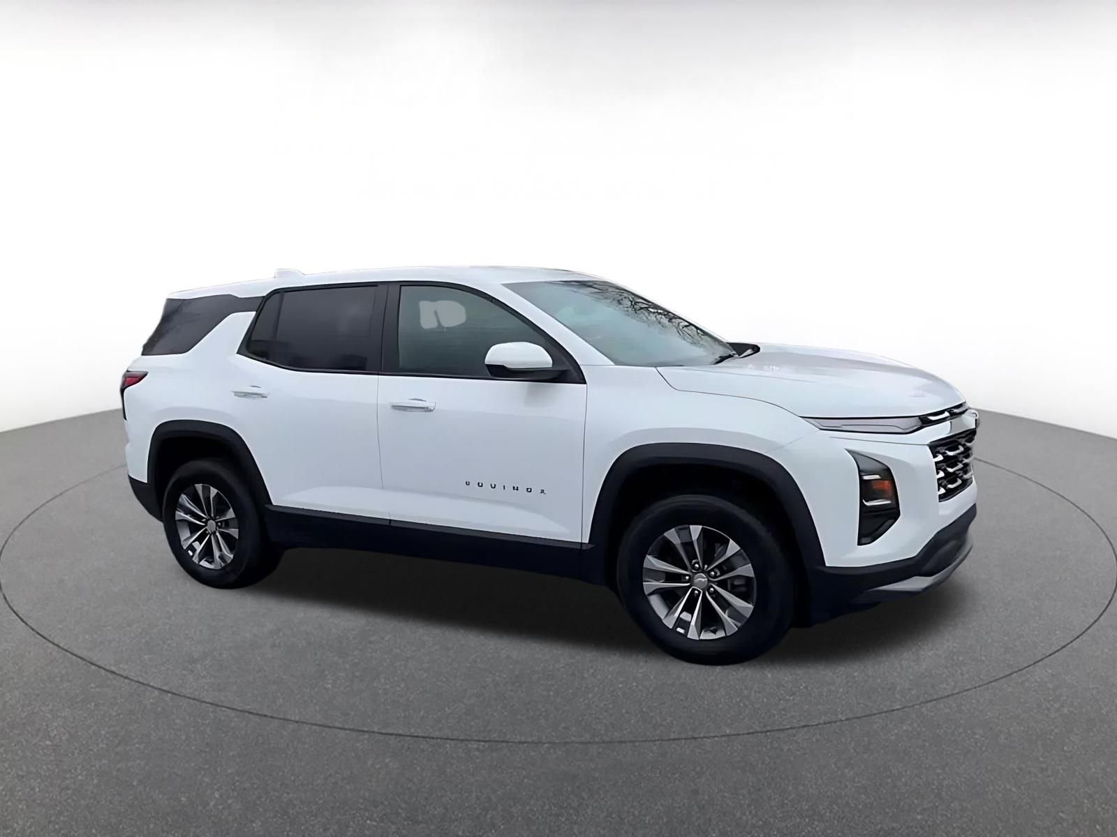 Used 2025 Chevrolet Equinox LT image 2