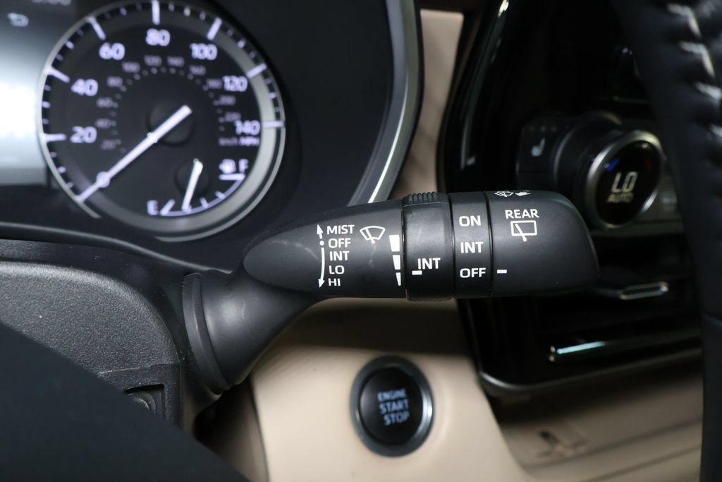 Used 2021 Toyota Highlander XLE AWD/4WD image 25