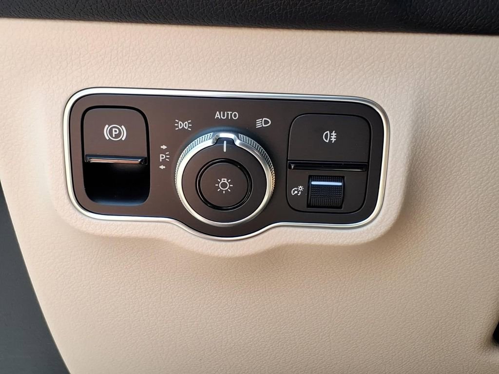 Used 2023 Mercedes-Benz EQB 300 4MATIC image 18