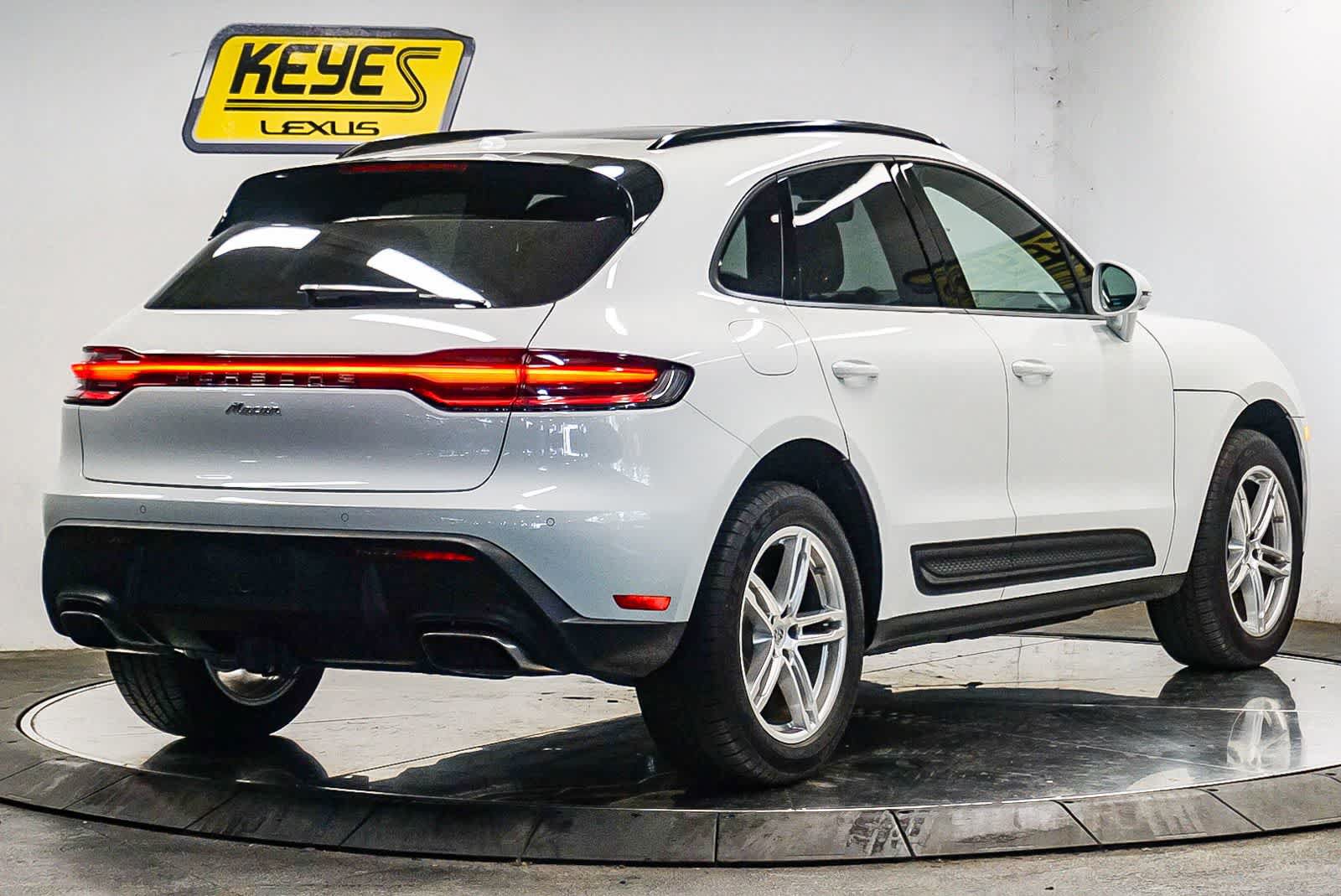 Certified 2025 Porsche Macan AWD/4WD image 4