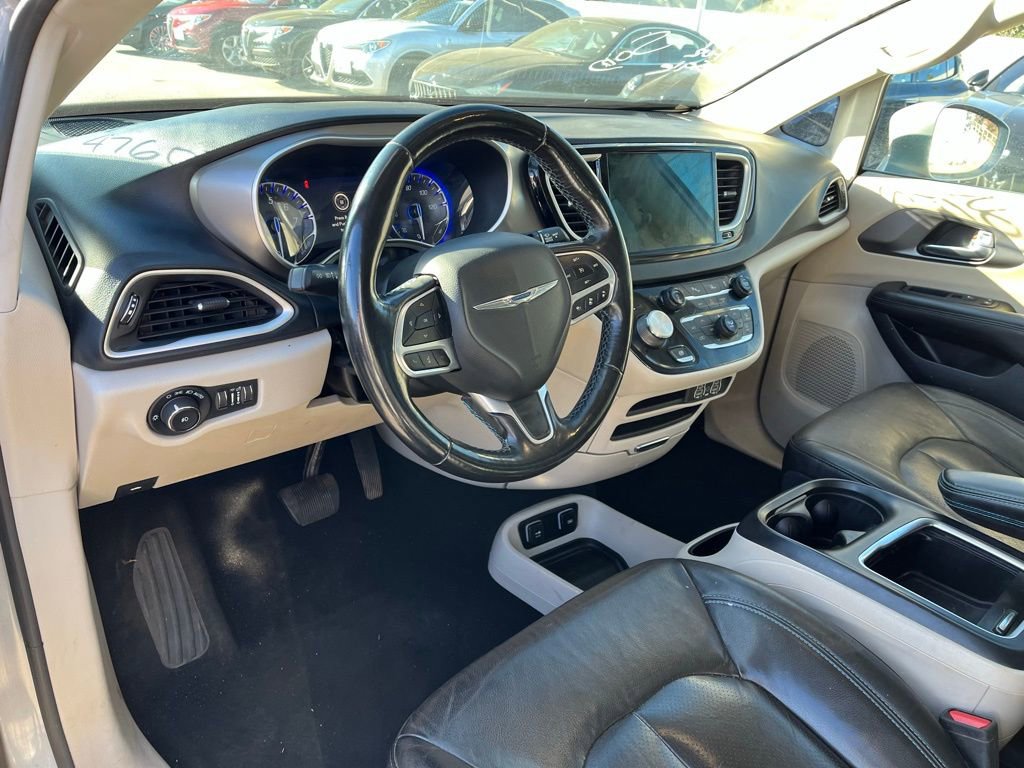 Used 2021 Chrysler Pacifica Touring-L image 7