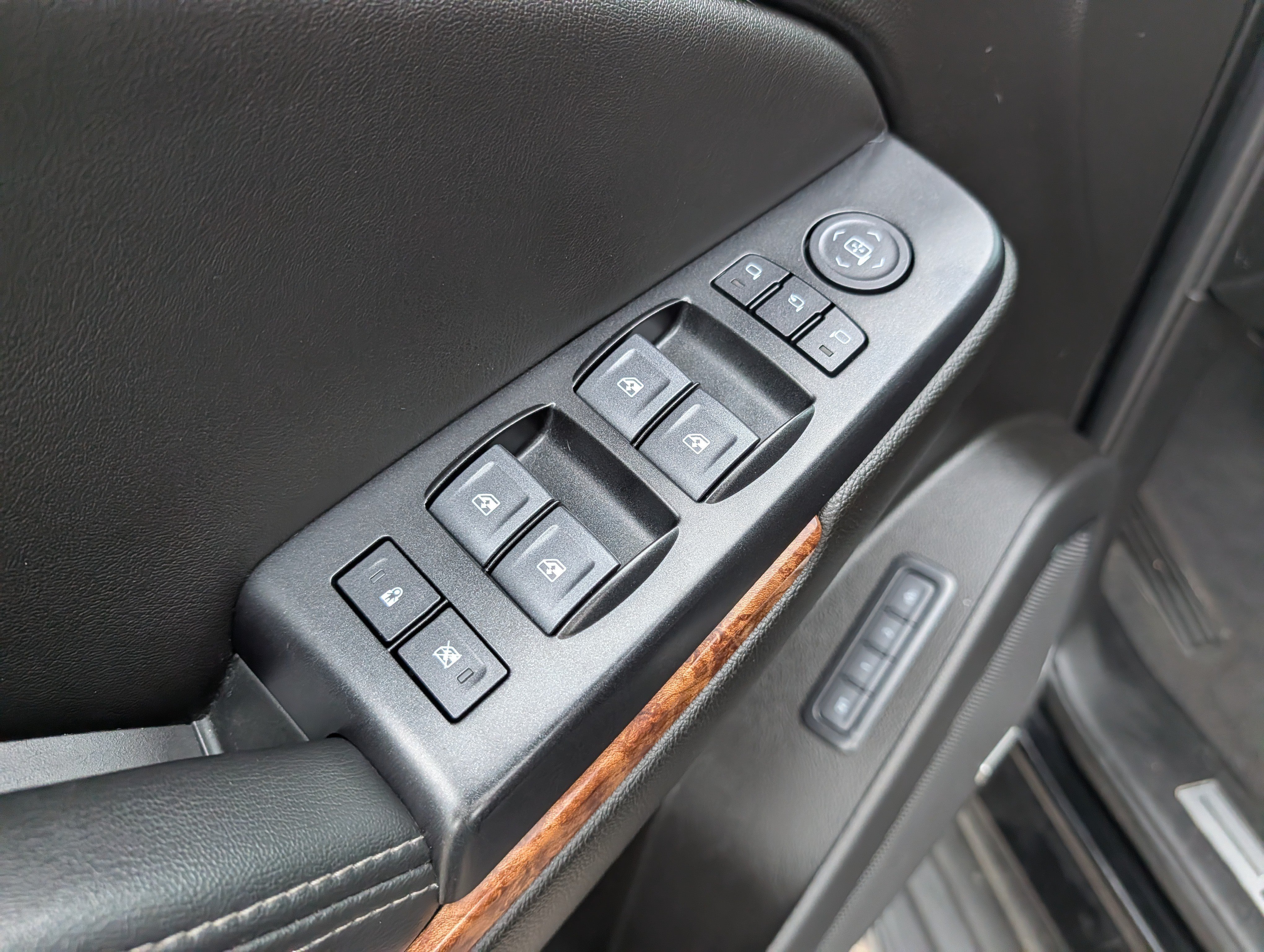 Used 2020 Chevrolet Tahoe Premier AWD/4WD image 24