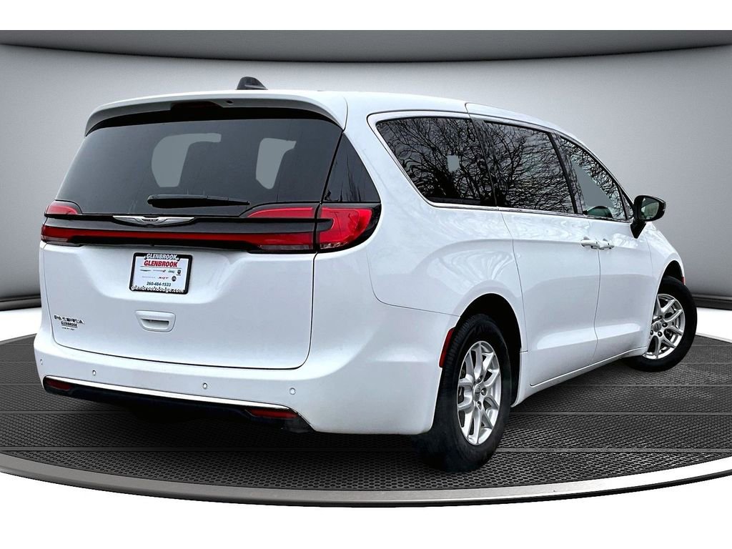 Used 2025 Chrysler Pacifica Select image 14