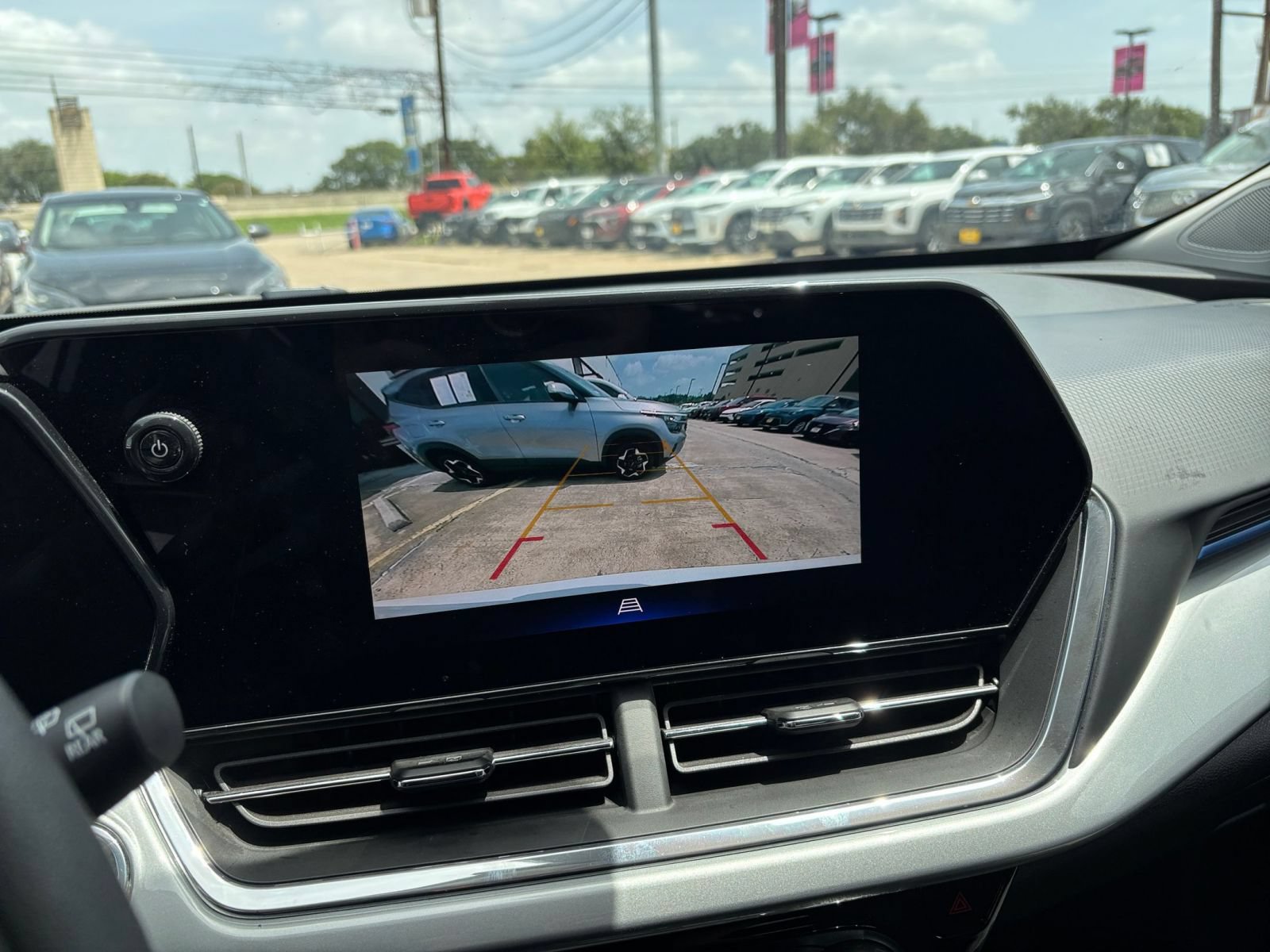 Used 2025 Chevrolet Trax LT FWD image 18