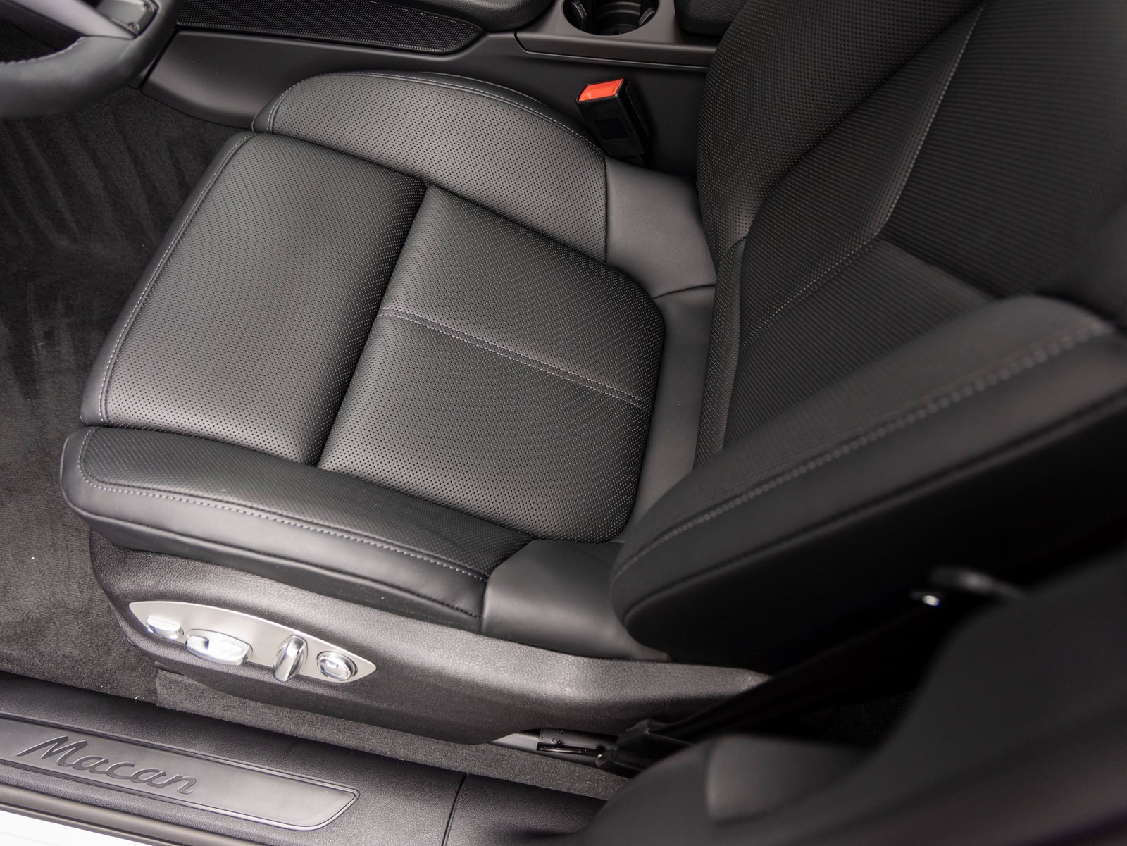 Certified 2025 Porsche Macan image 22