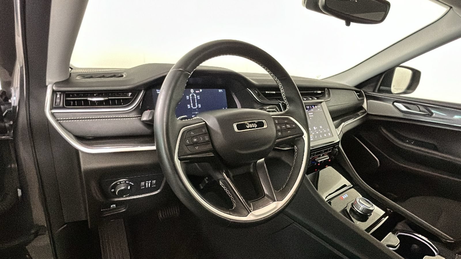 Used 2021 Jeep Grand Cherokee L Laredo w/ Luxury Tech Group I AWD/4WD image 16