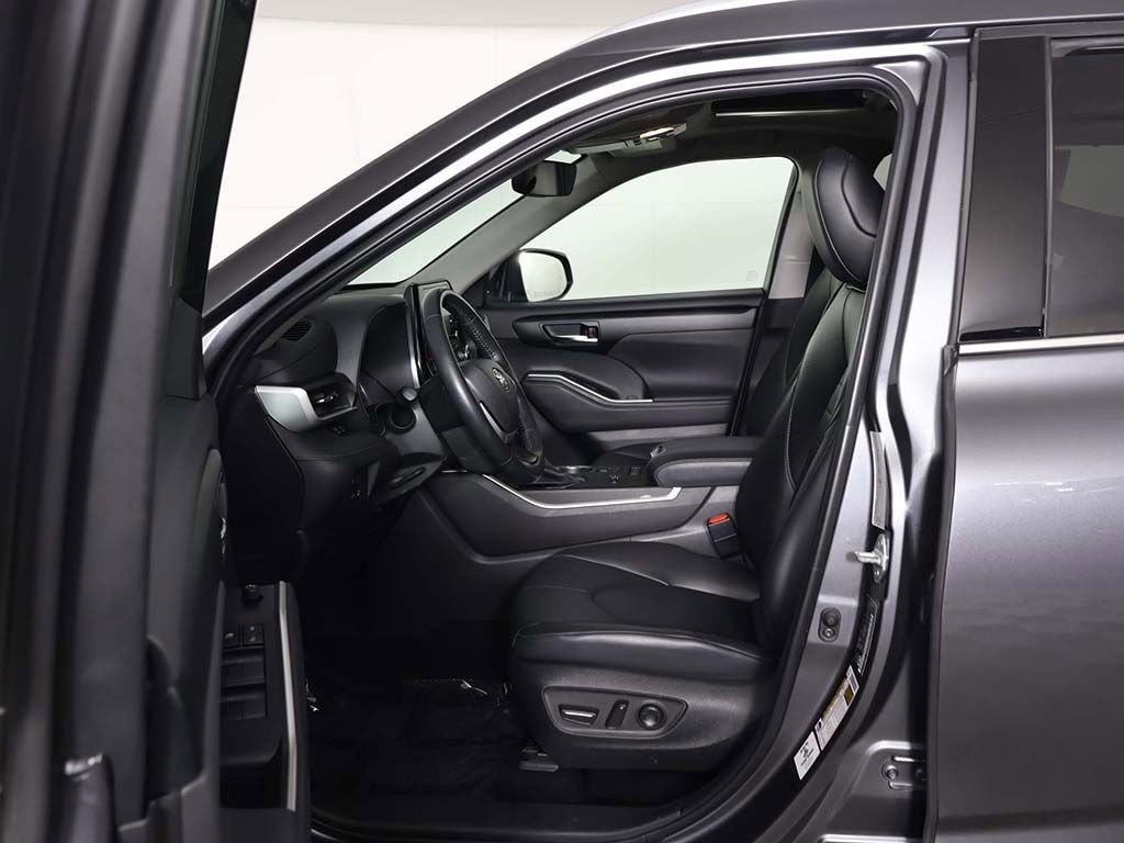 Used 2022 Toyota Highlander XLE image 30