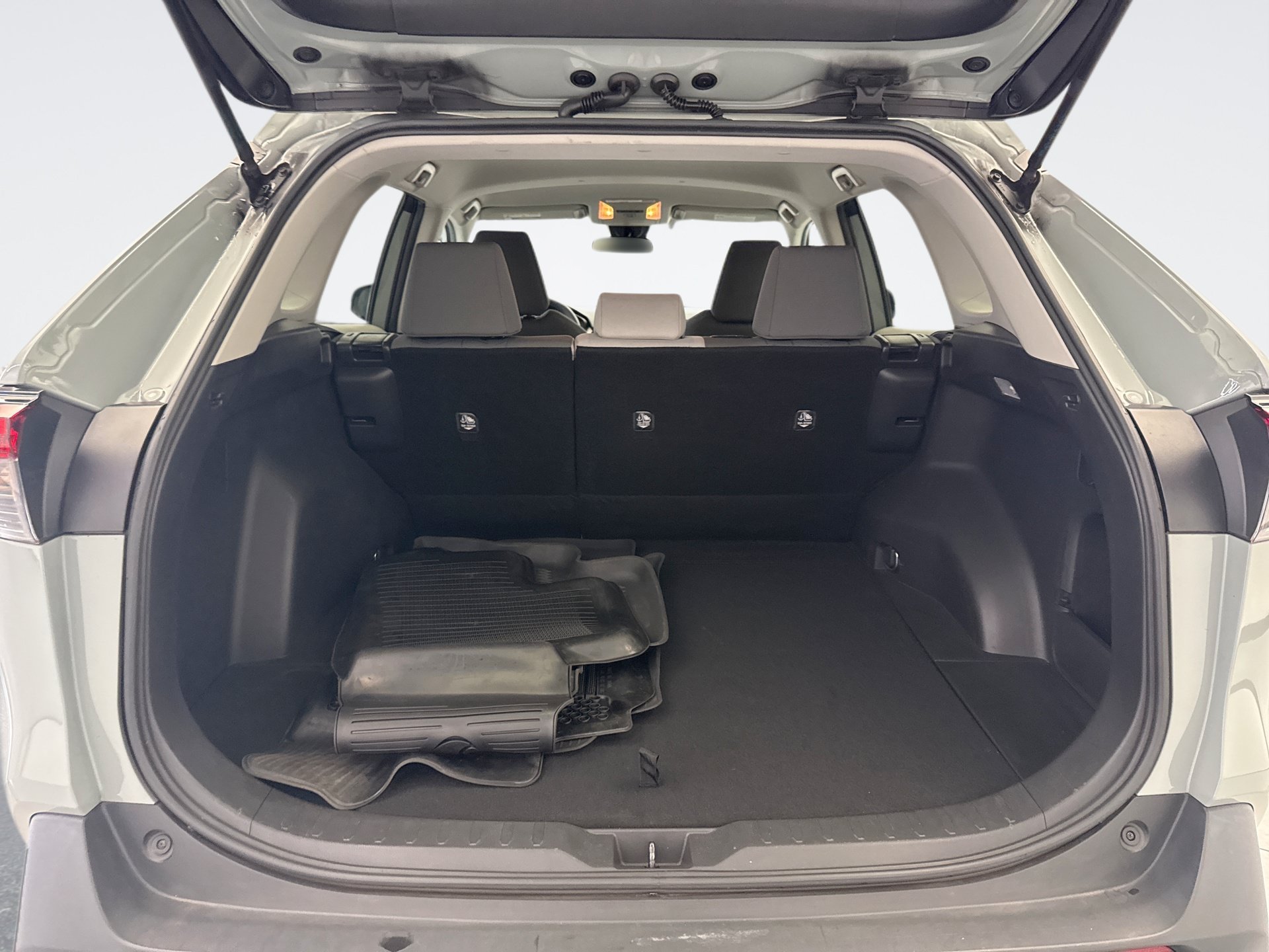 Used 2021 Toyota RAV4 XLE AWD/4WD image 24