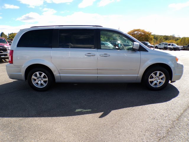 Used 2009 Chrysler Town & Country Touring image 5