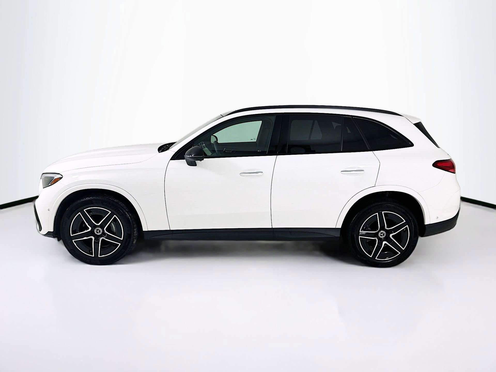 Used 2025 Mercedes-Benz GLC 300 4MATIC image 5