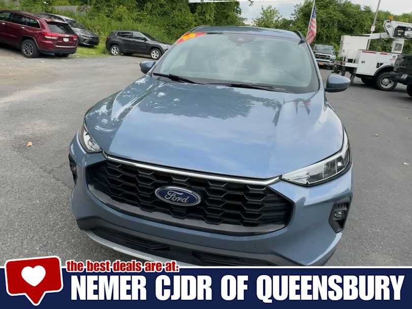 Used 2025 Ford Escape ST-Line Select AWD/4WD image 3