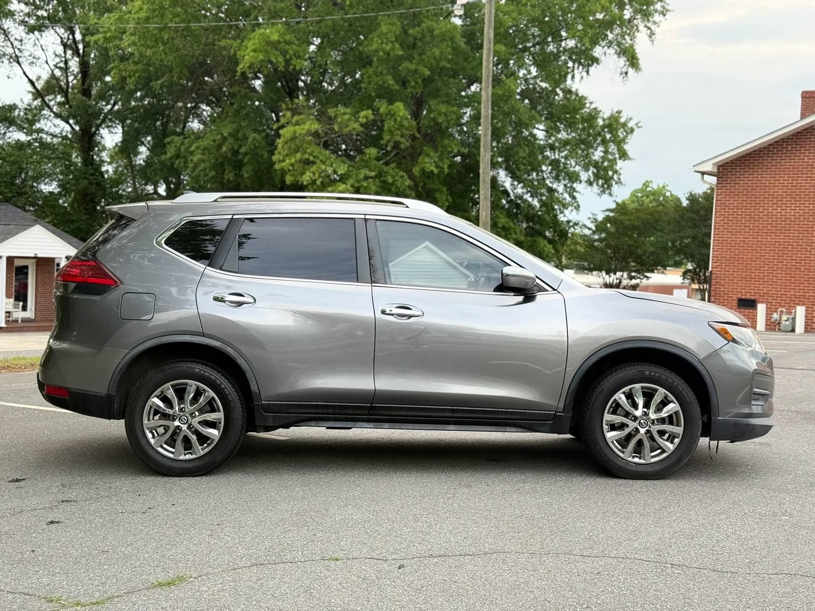 Used 2017 Nissan Rogue SV AWD/4WD image 8