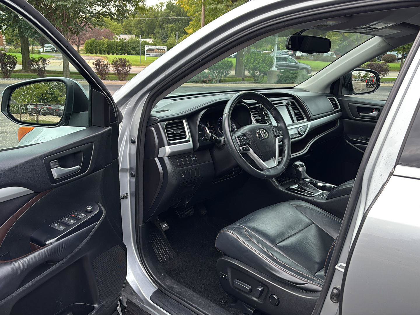 Used 2016 Toyota Highlander XLE AWD/4WD image 2