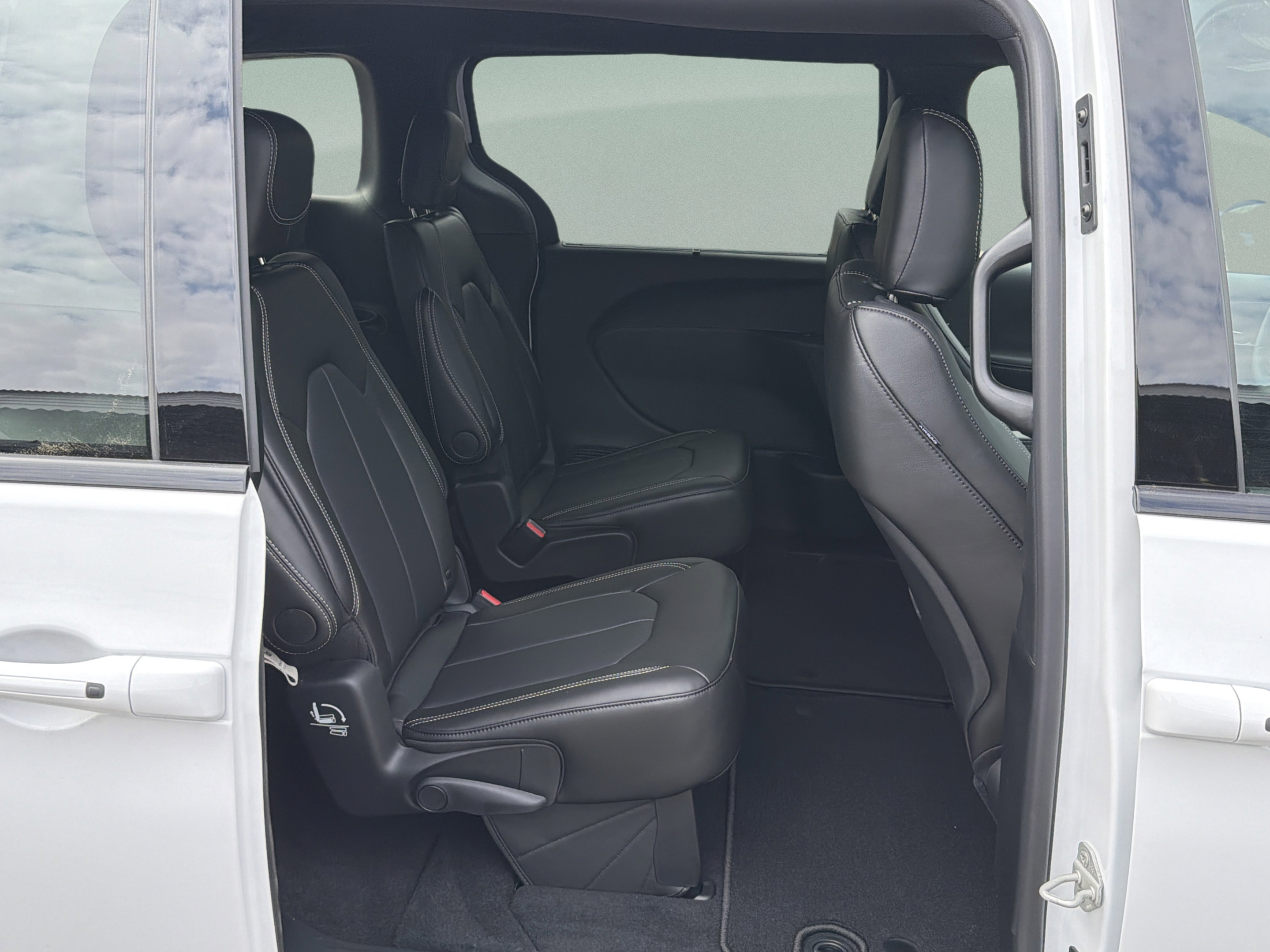 New 2026 Chrysler Pacifica Select w/ S Appearance Package FWD image 22